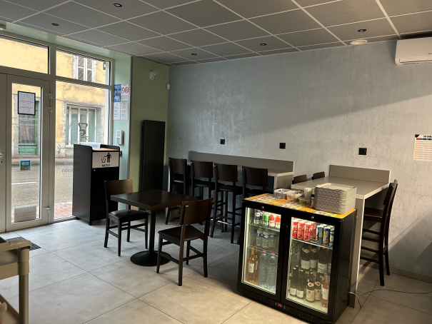 questcetenpenses la salle du restaurant à Entrelacs